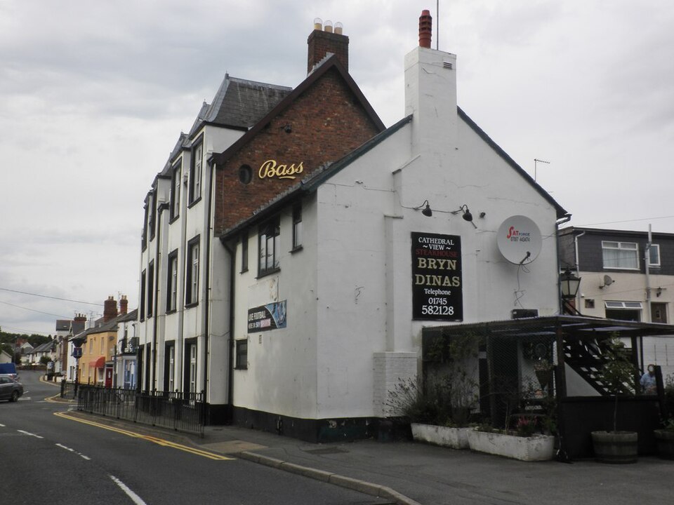 Bryn Dinas pub